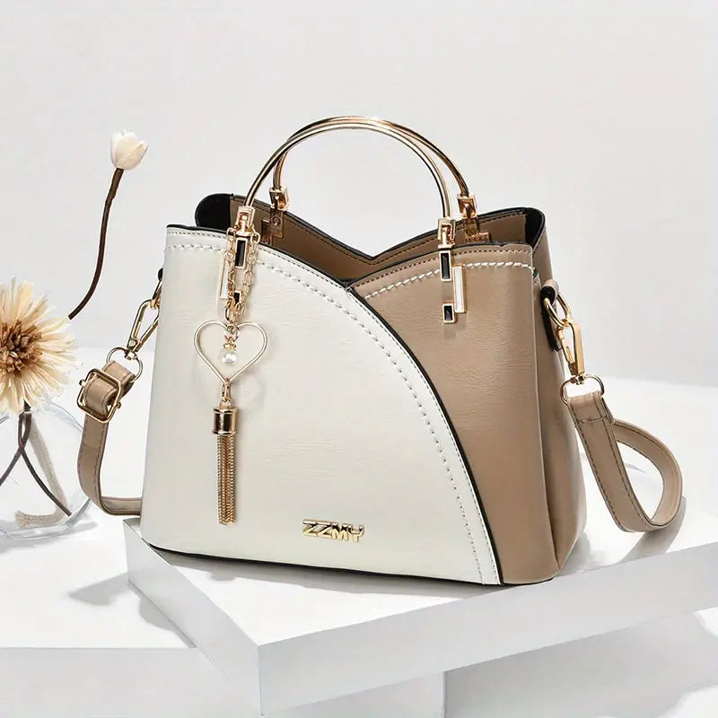Sac à main femme tendance – Modèle bicolore beige et blanc avec breloque cœur