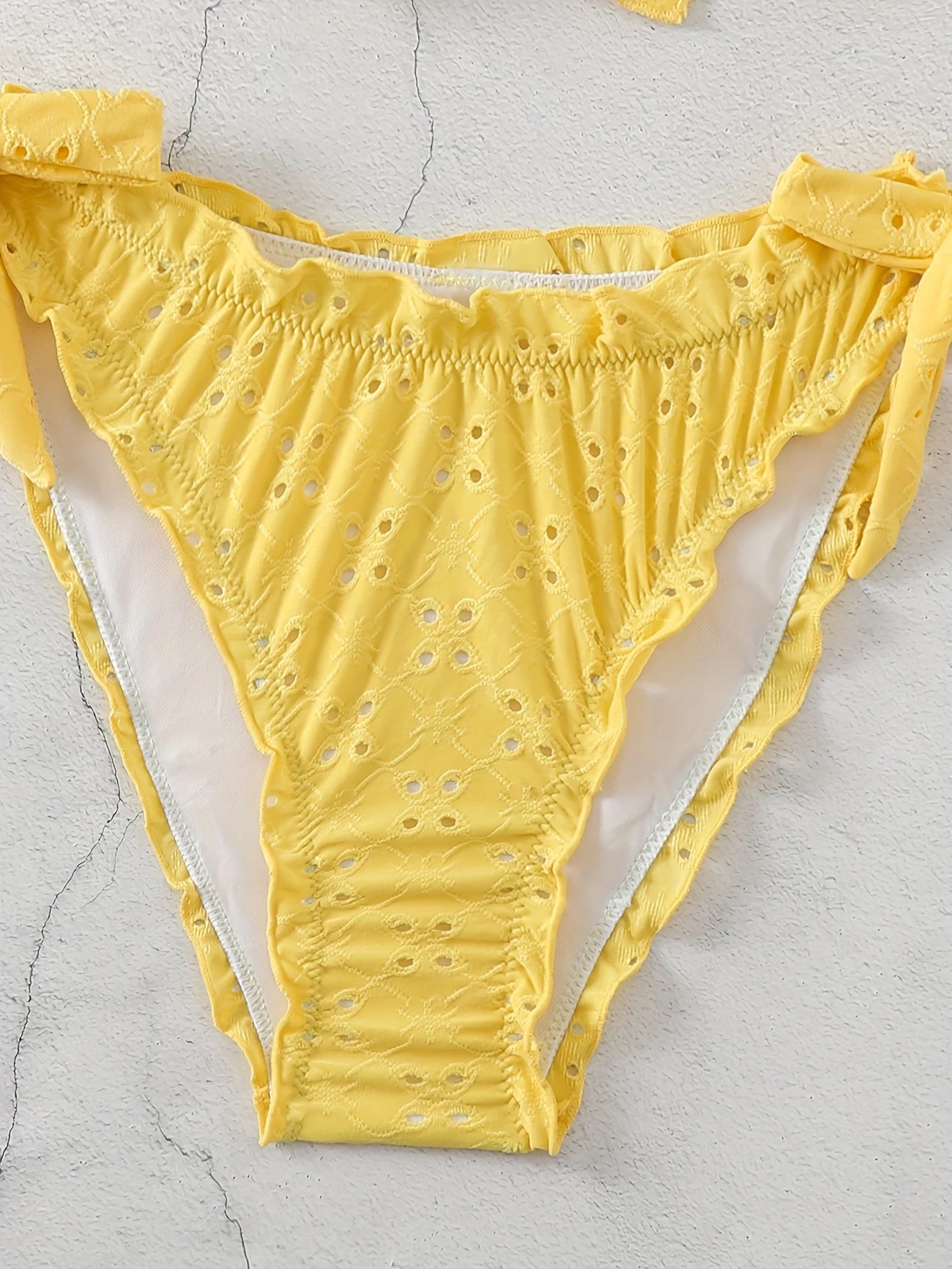 Bikini brodé avec volants – Haut à larges bretelles et culotte nouée ajustable