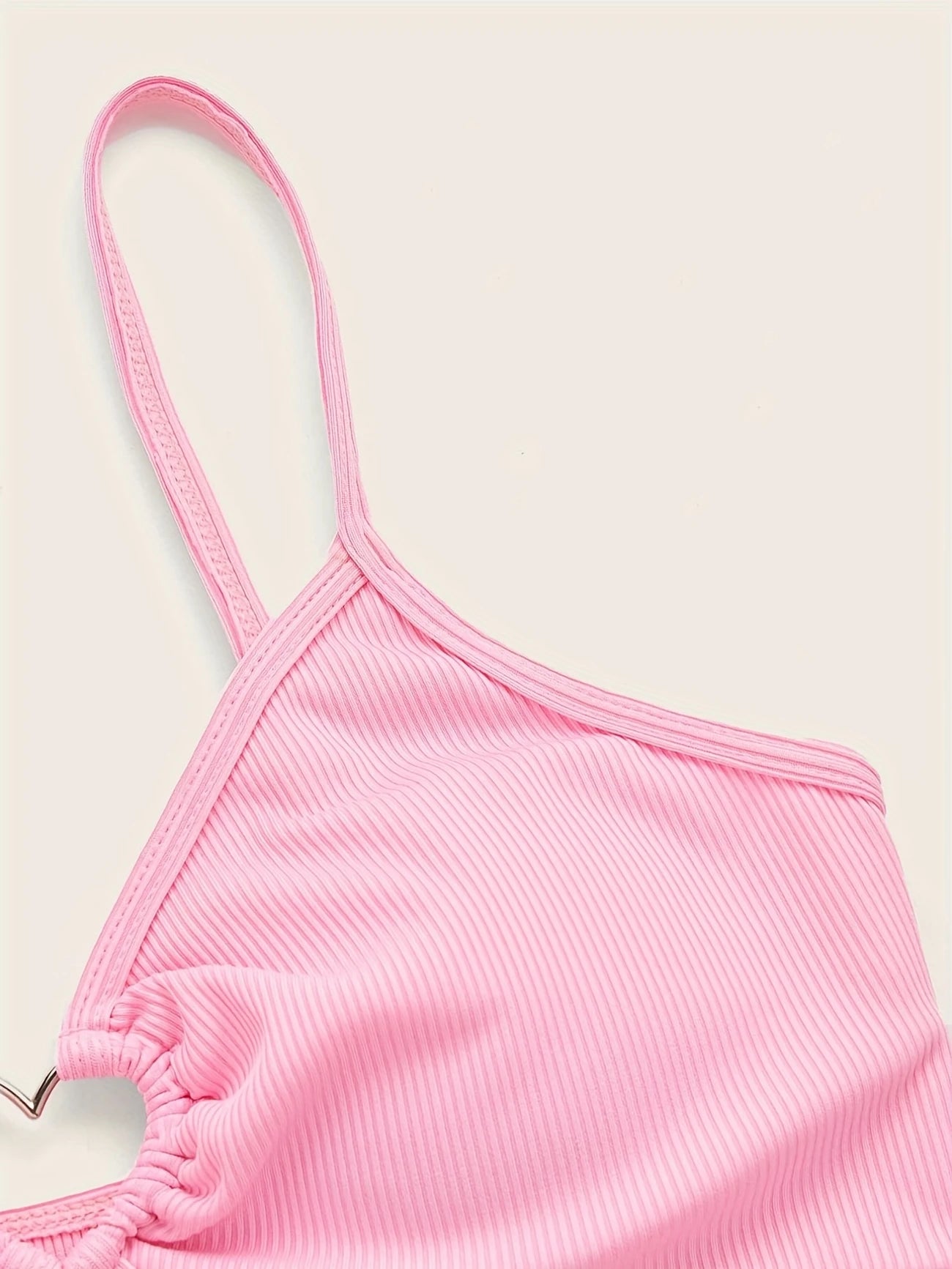 Haut de tankini à découpe cœur – Élégance romantique pour vos journées plage
