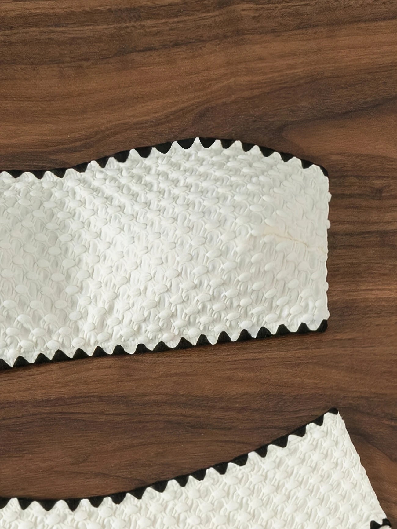 Bikini bandeau texturé – Maillot 2 pièces taille haute avec détails festonnés blancs