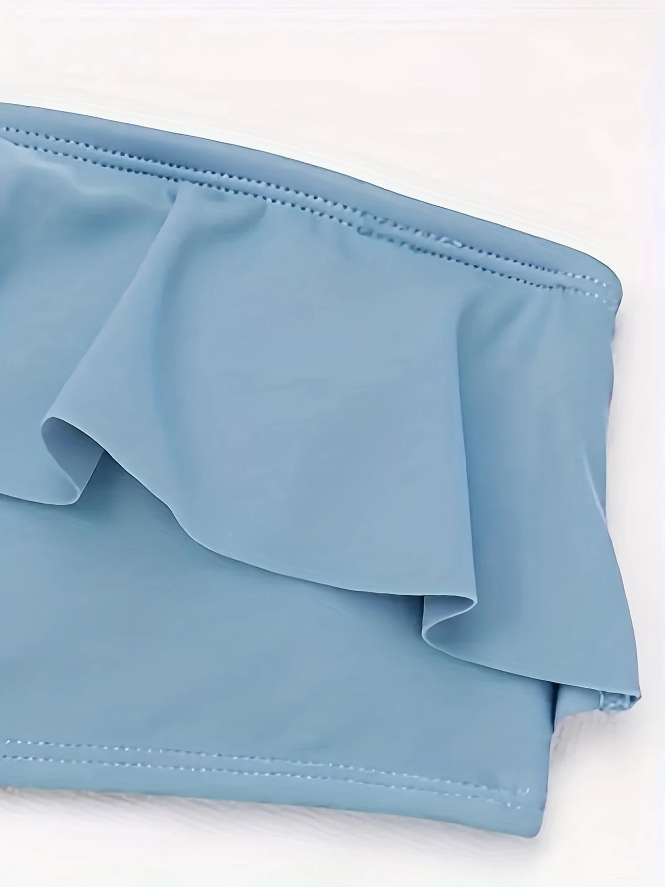 Bikini asymétrique à volants – Haut une épaule et culotte rayée taille haute