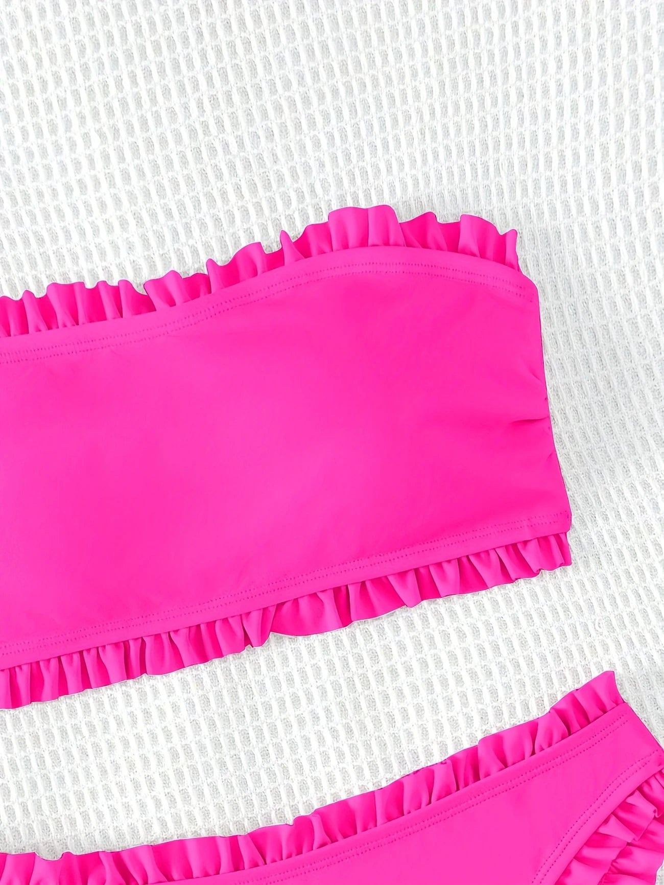 Bikini bandeau à volants taille haute – Élégance minimaliste pour vos journées plage