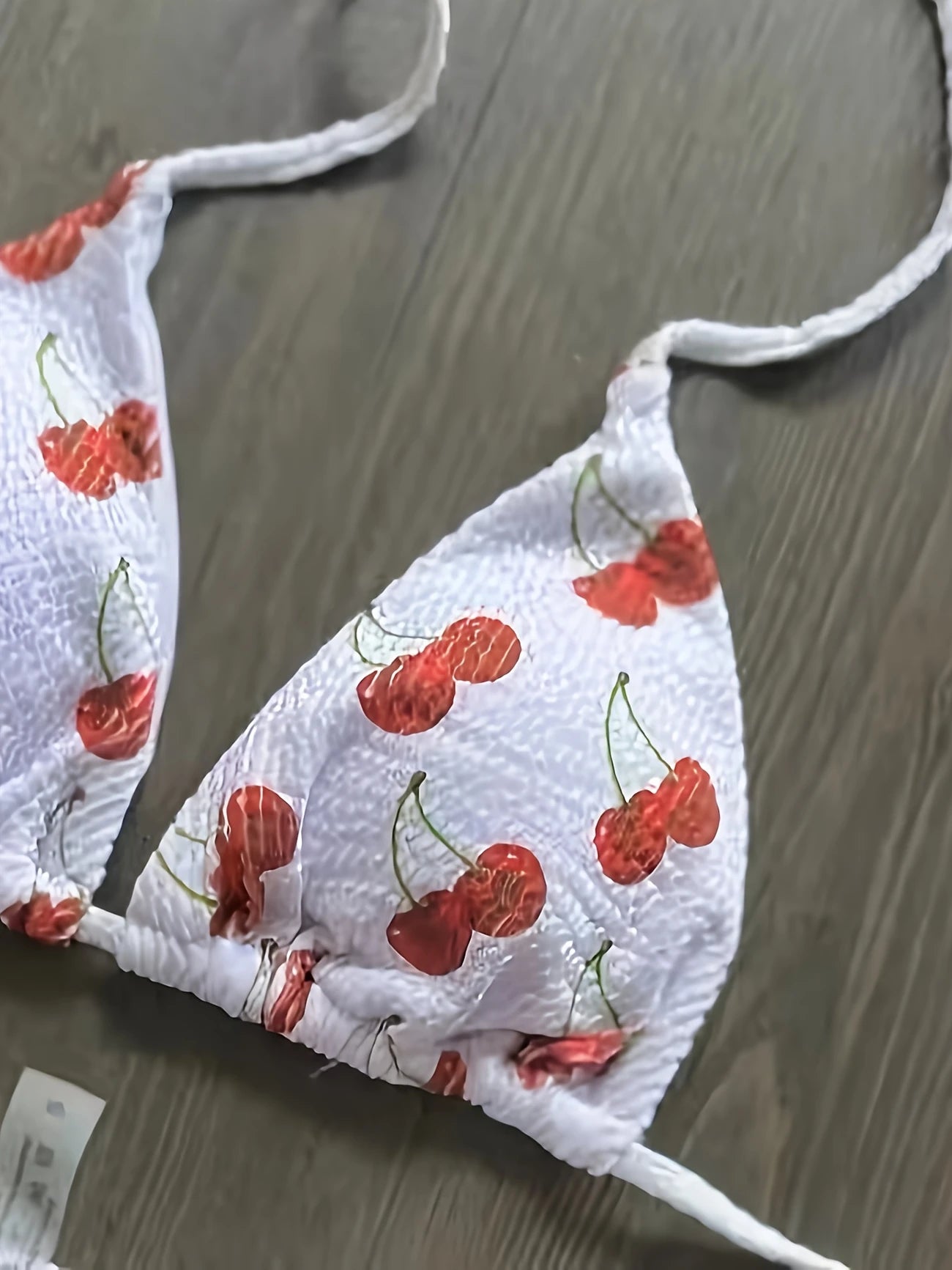 Ensemble Bikini Triangle Imprimé Cerises – Coupe Sexy & Tissu Nid d’Abeille