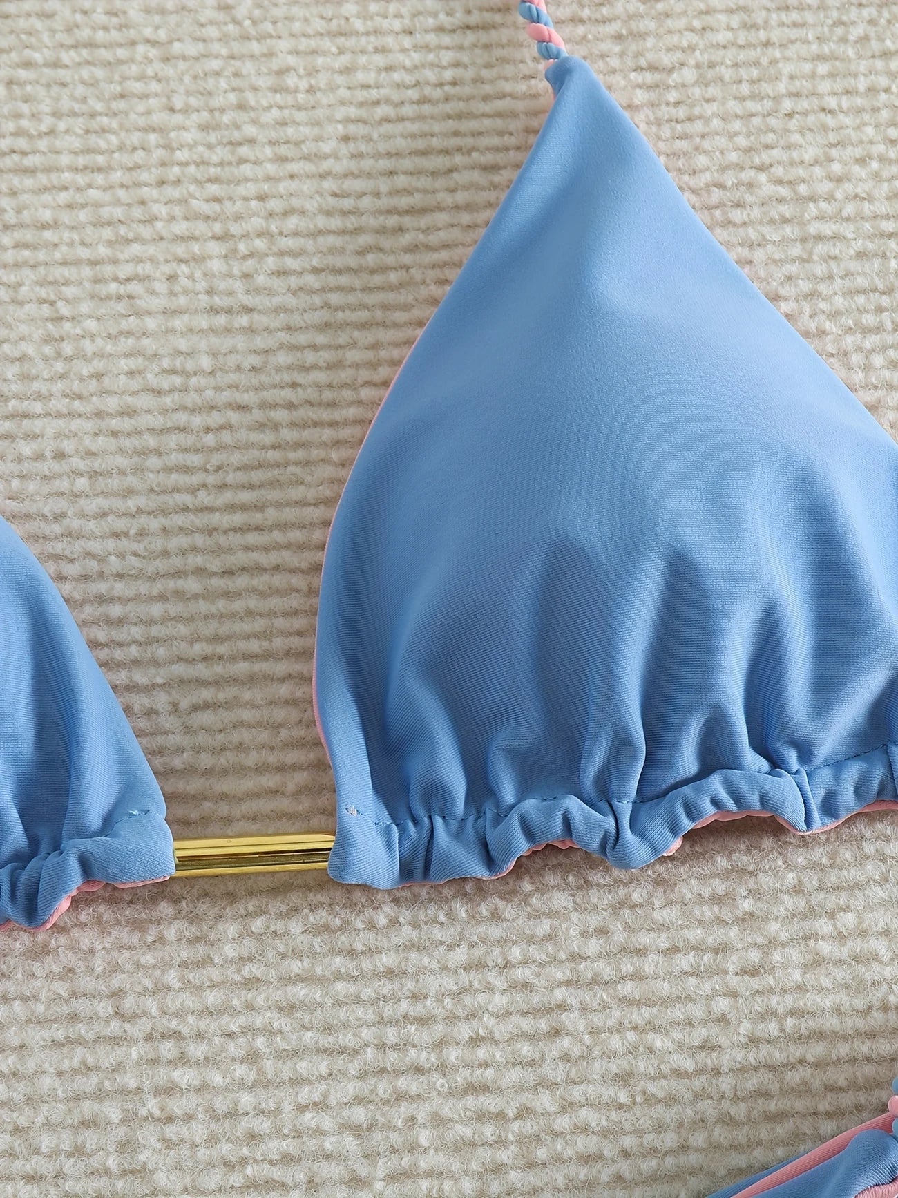 Bikini Brésilien Bleu Lilas à Cordon Torsadé et Pompons – Style Coloré et Sexy pour l’Été
