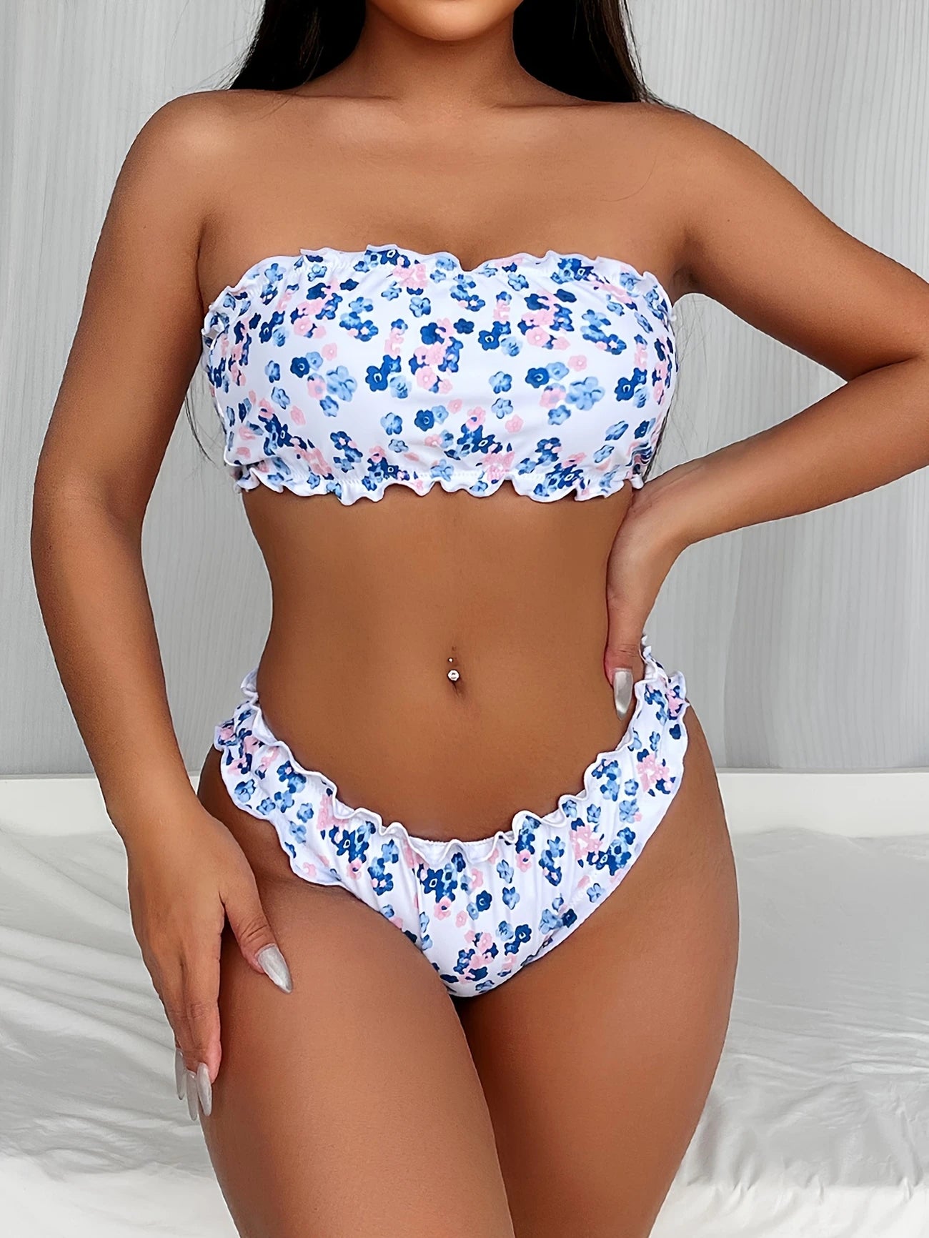Bikini bandeau à volants avec imprimé fleuri – Style romantique et coupe échancrée