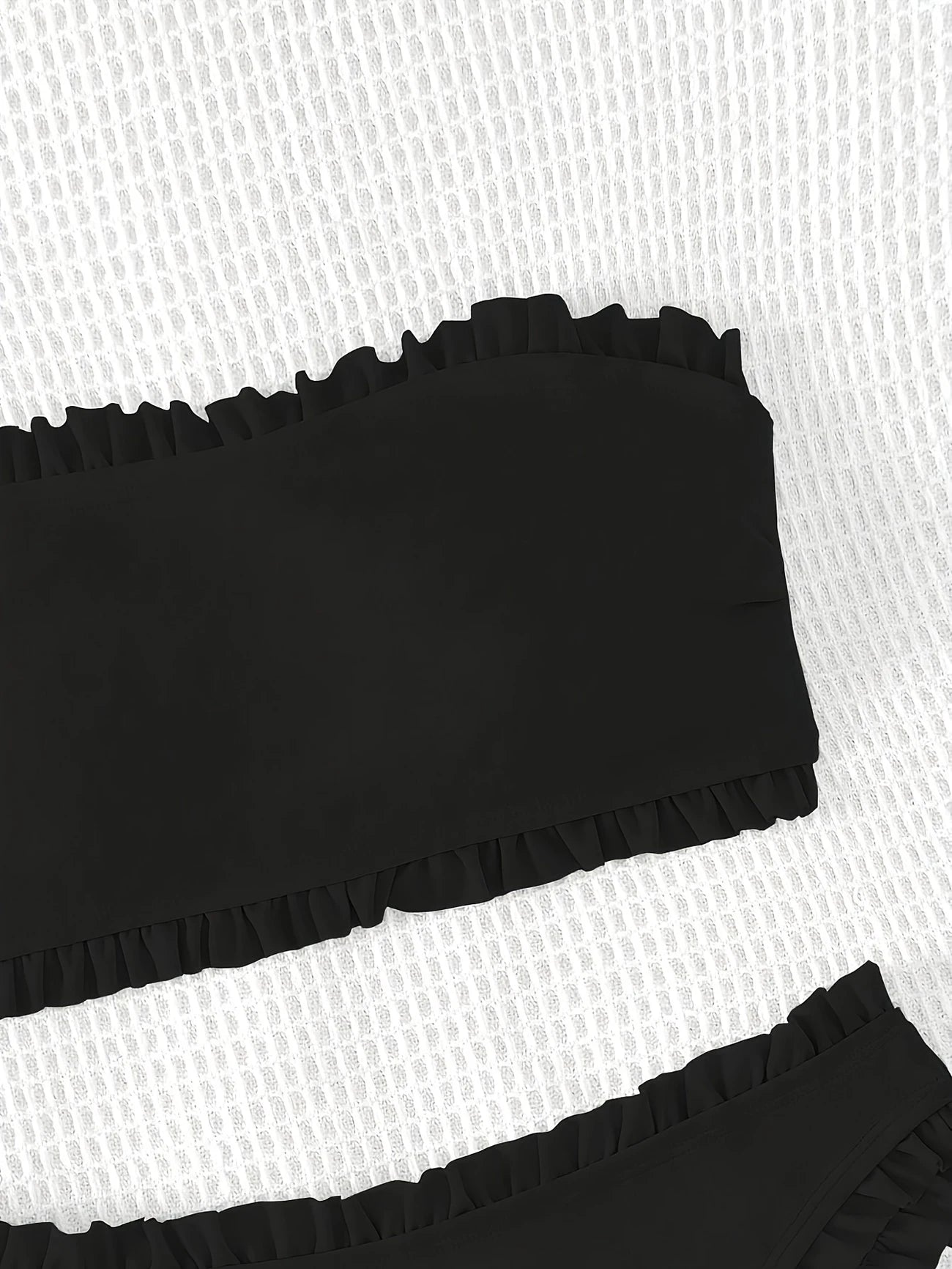 Bikini bandeau à volants taille haute – Élégance minimaliste pour vos journées plage