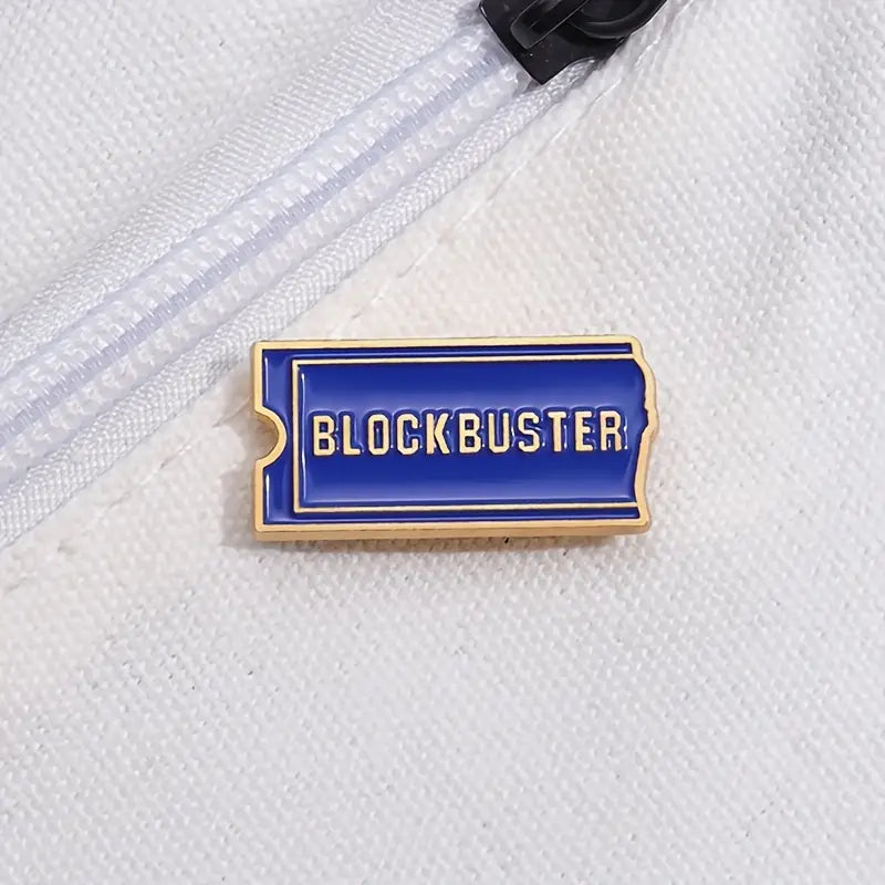 Pin’s Blockbuster rétro – Broche vintage en émail bleu style ticket de cinéma