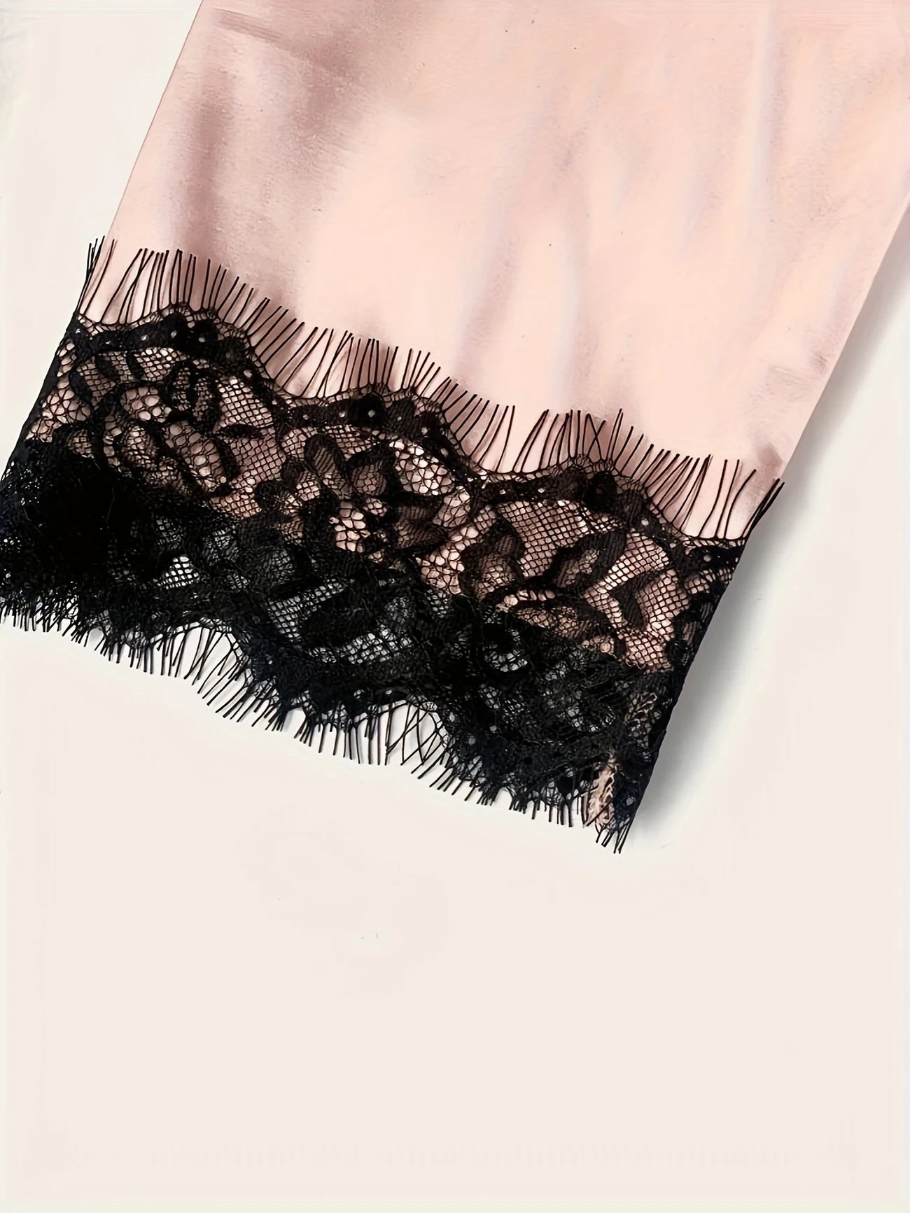 Ensemble lingerie 4 pièces satin et dentelle – Bralette, shorty, string et kimono léger pour femme