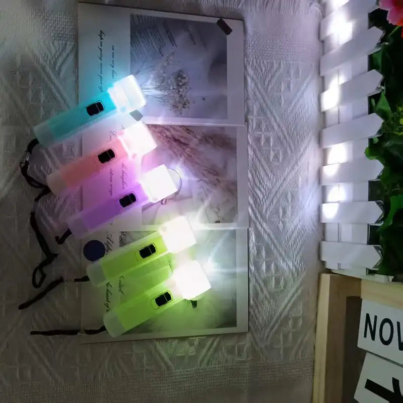 Mini Lampes de Poche LED Colorées – Format Compact avec Dragonne, Idéal pour Enfants, Camping ou Usage Quotidien – Collection Lampes de Poche