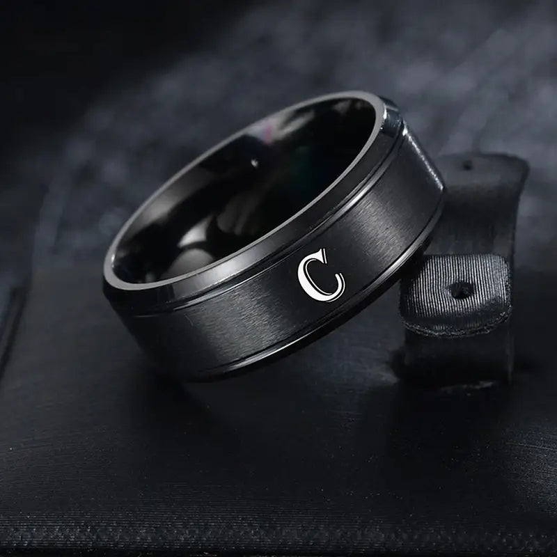 Bague homme noire personnalisable en acier inoxydable – Anneau gravé initiale élégante
