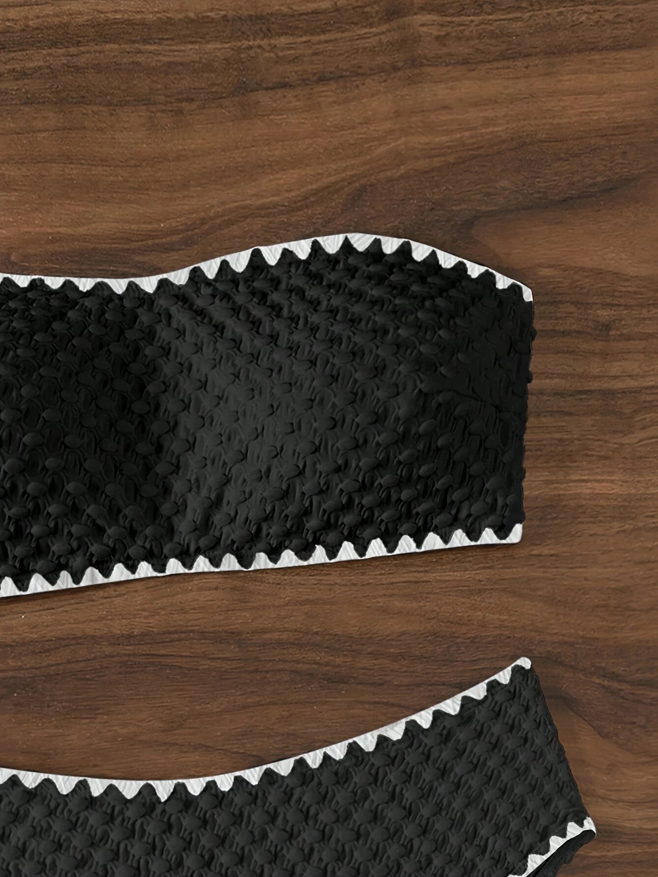 Bikini bandeau texturé – Maillot 2 pièces taille haute avec détails festonnés blancs