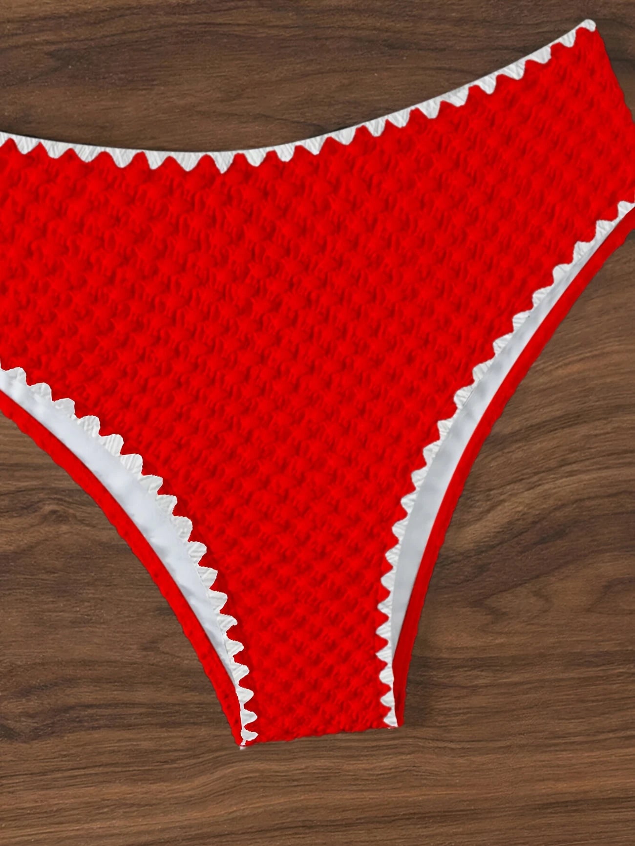 Bikini bandeau texturé – Maillot 2 pièces taille haute avec détails festonnés blancs