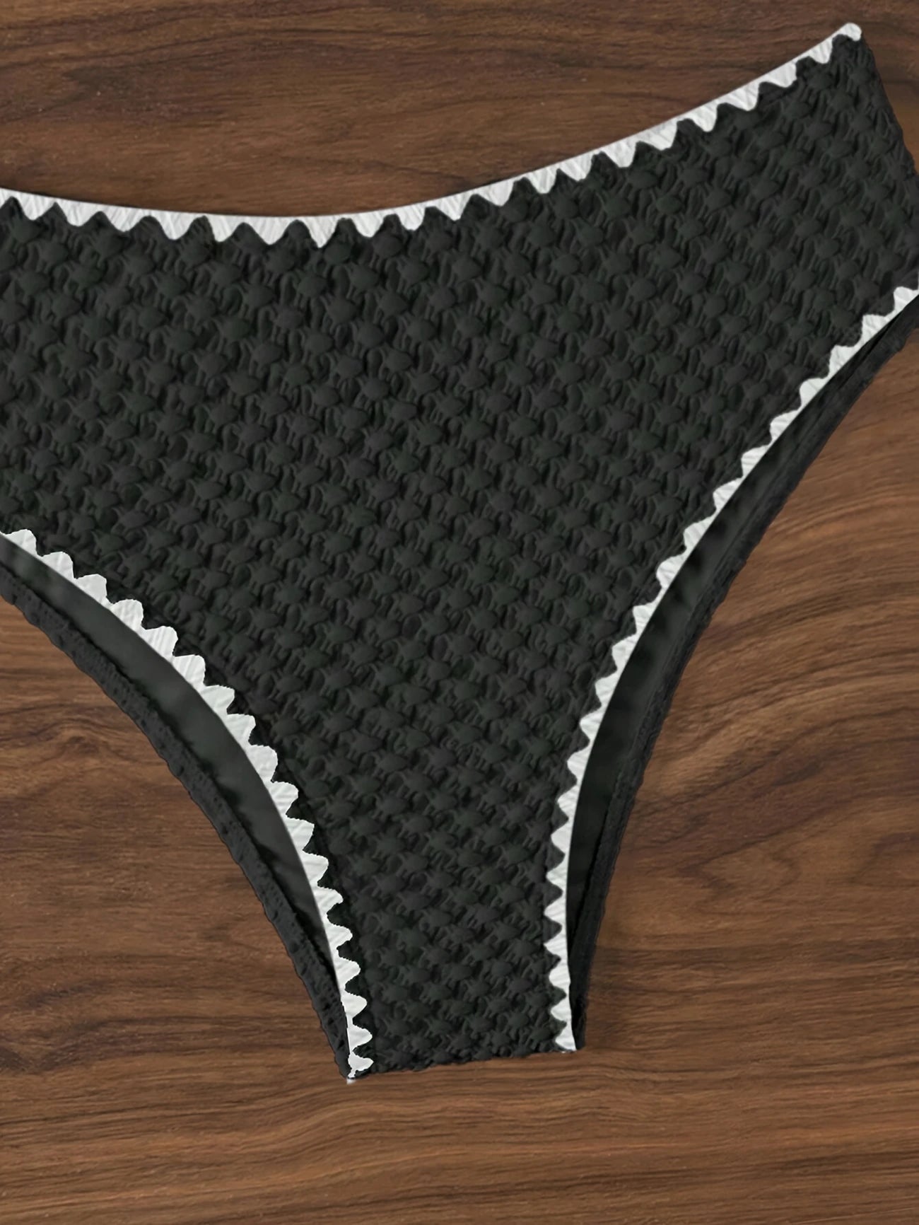 Bikini bandeau texturé – Maillot 2 pièces taille haute avec détails festonnés blancs