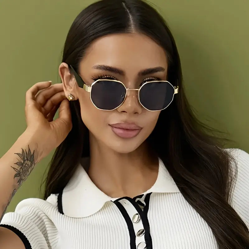 Lunettes de soleil femme chic – Monture noire et dorée, verres teintés UV400