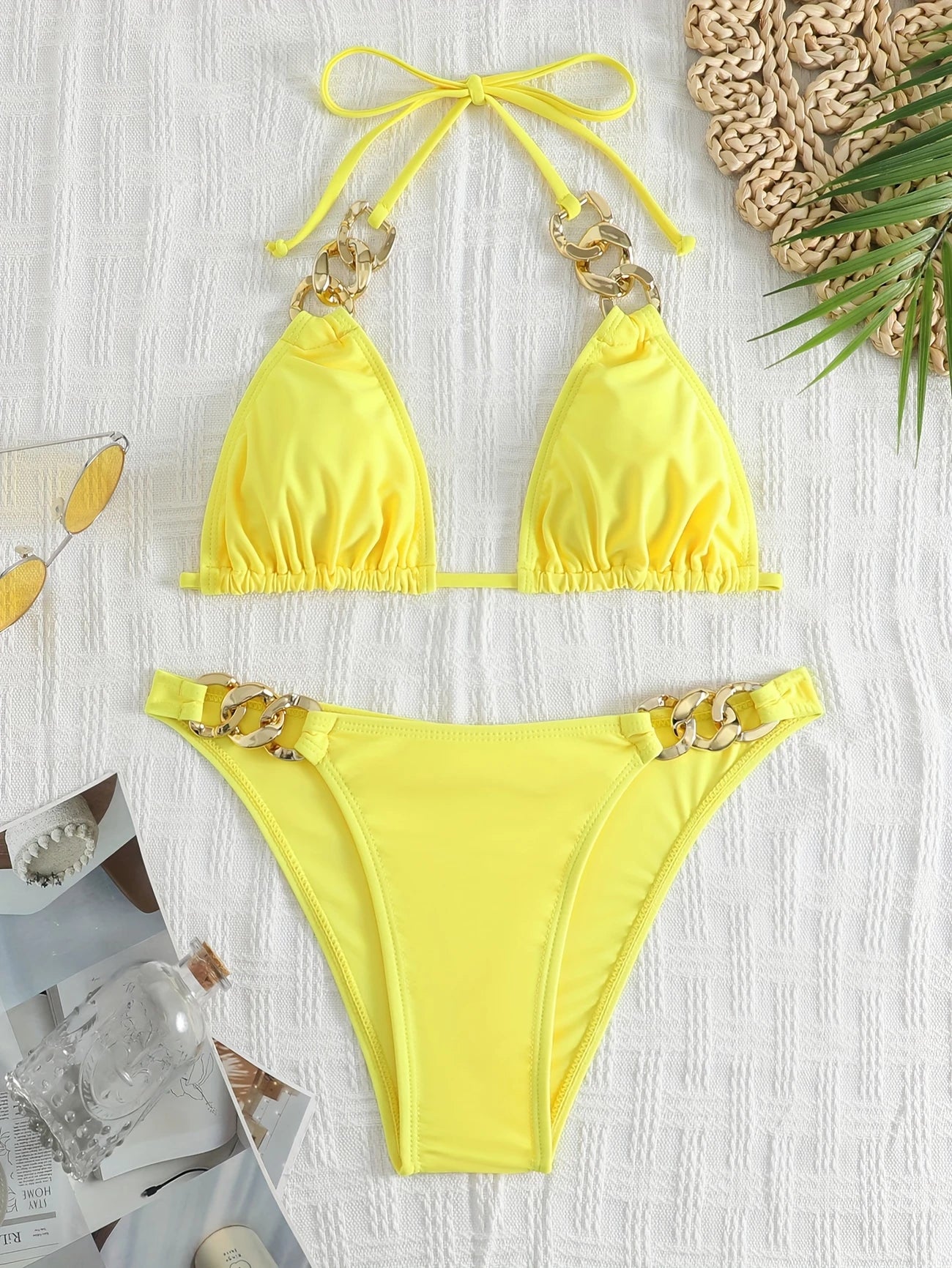 Bas de bikini à maillons dorés – Coupe échancrée et détails glamour pour un été éclatant