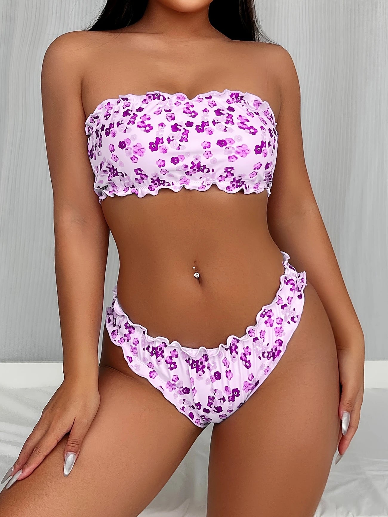 Bikini bandeau à volants avec imprimé fleuri – Style romantique et coupe échancrée