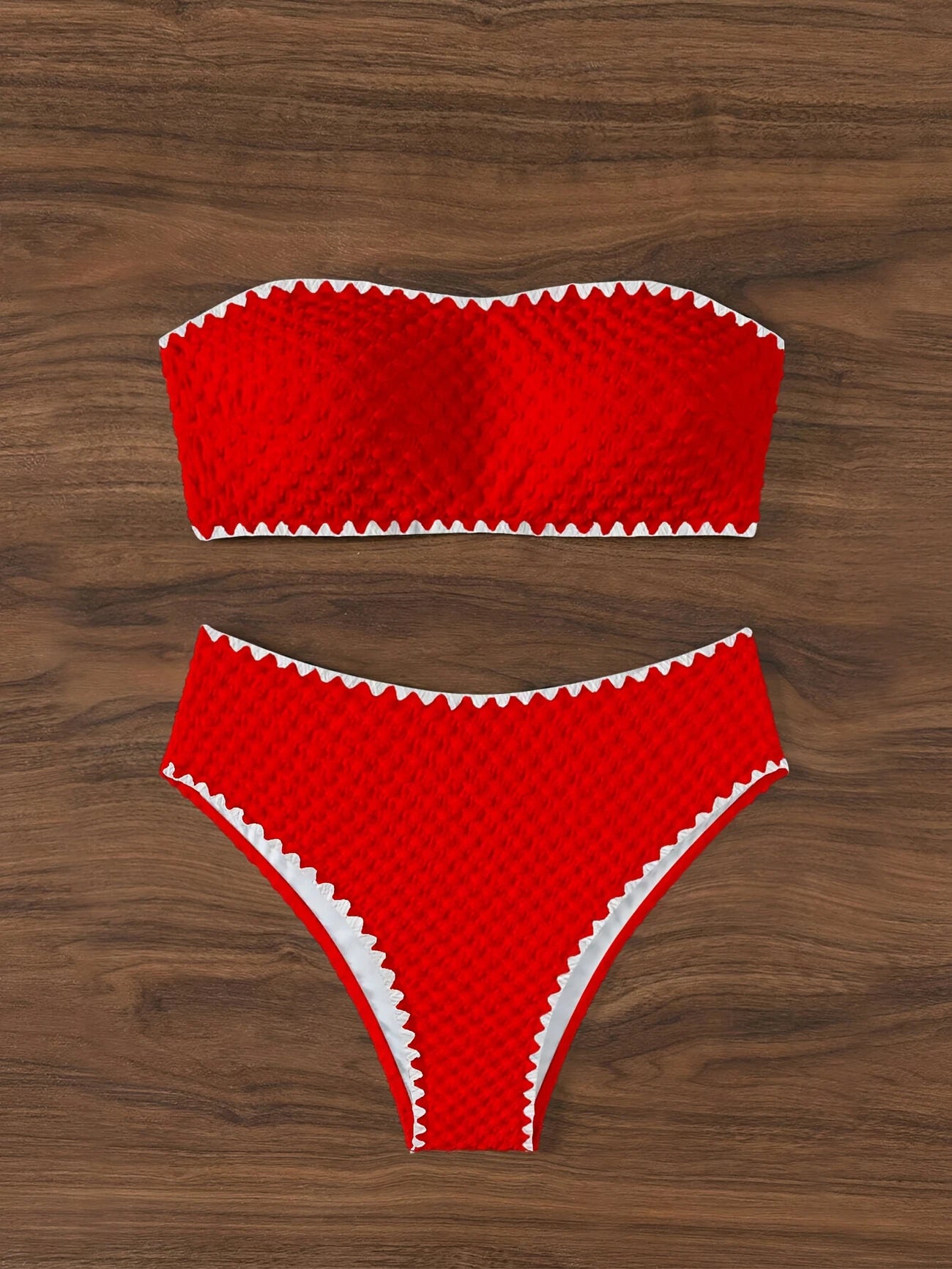 Bikini bandeau texturé – Maillot 2 pièces taille haute avec détails festonnés blancs