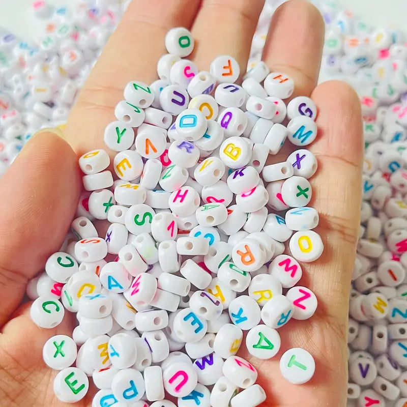 Perles Alphabet Lettres A-Z – Perles Rondes Blanches Multicolores pour Bracelets DIY et Création de Bijoux Personnalisés