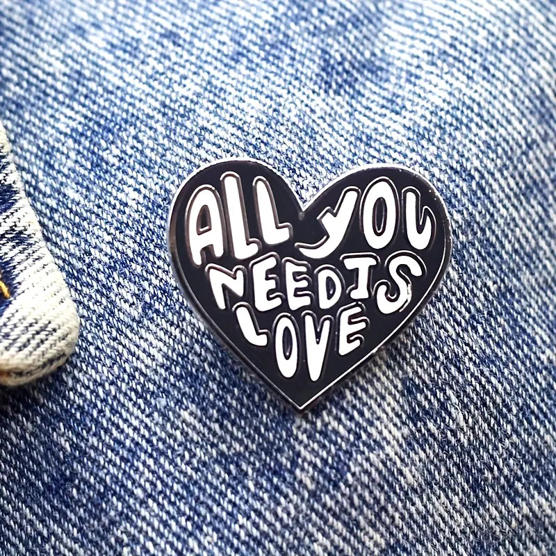 Pin’s cœur All You Need Is Love – Broche vintage romantique style rétro