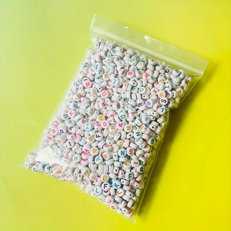 Perles Alphabet Lettres A-Z – Perles Rondes Blanches Multicolores pour Bracelets DIY et Création de Bijoux Personnalisés