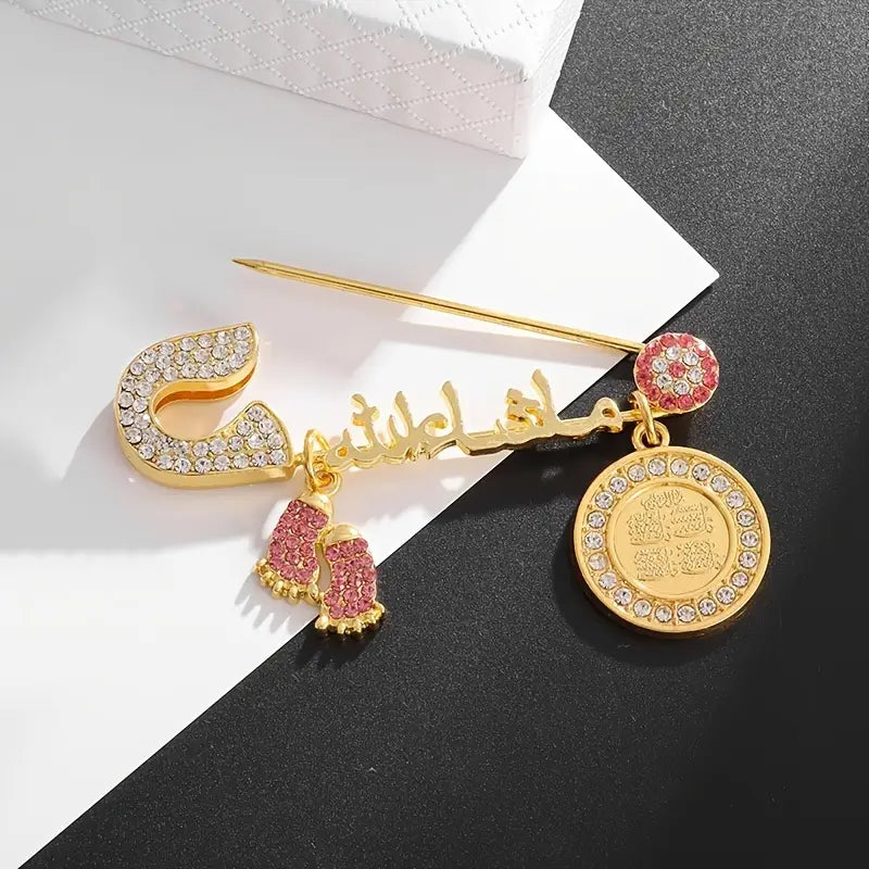 Broche arabe dorée avec strass et pendentifs – Pin’s calligraphie orientale élégante