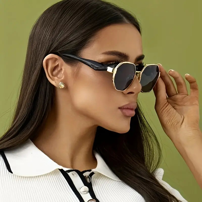 Lunettes de soleil femme chic – Monture noire et dorée, verres teintés UV400