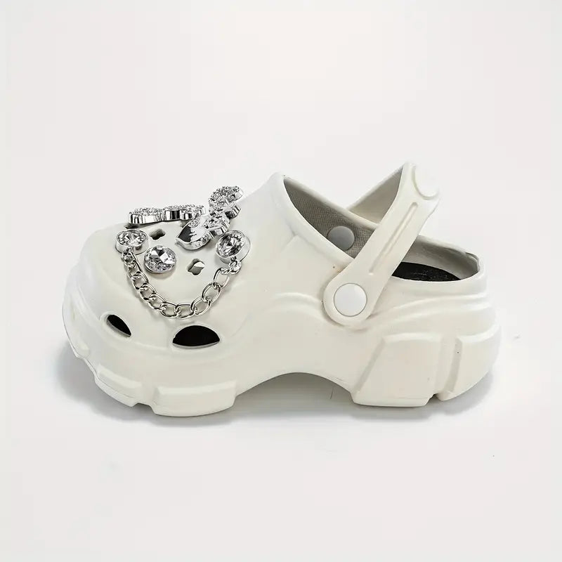 Sabots garçon blancs avec décorations – Mules tendance et confortables pour l’été