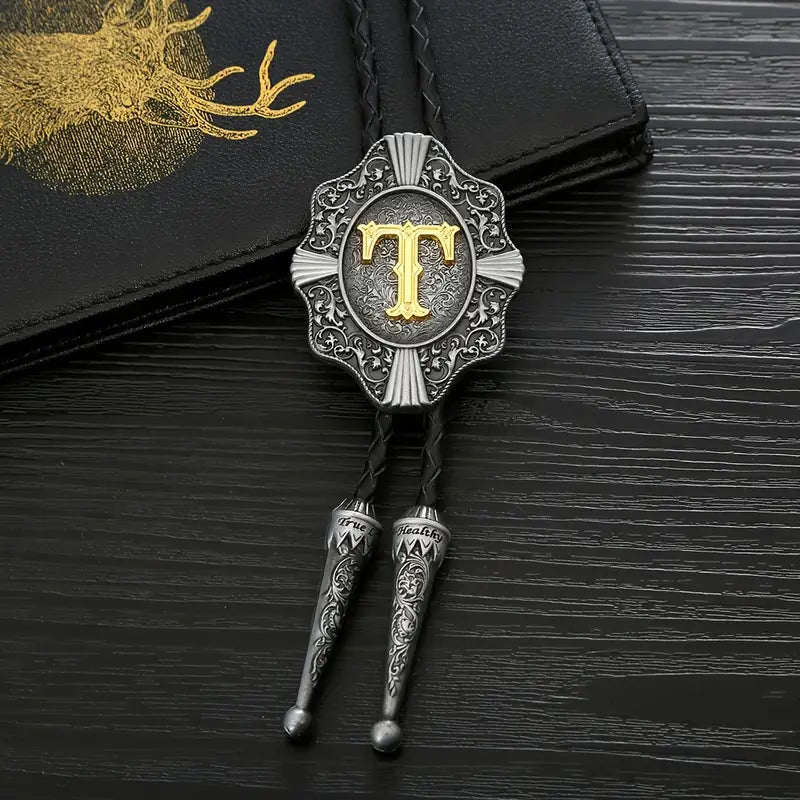 Cravate Bolo pour homme en cuir et métal gravé – Accessoire western élégant avec pendentif initiale dorée