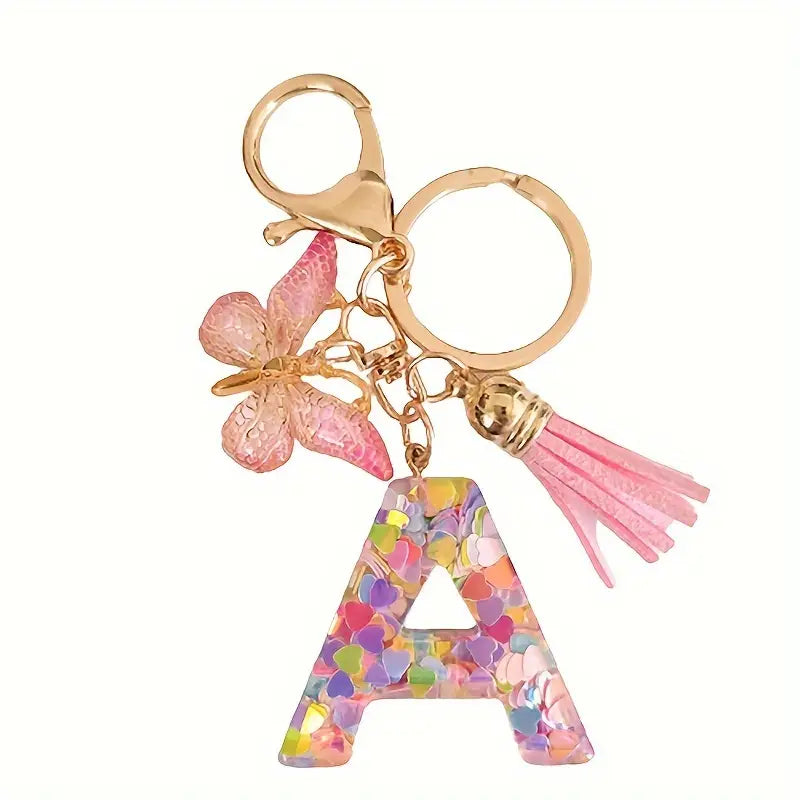 Porte-clés femme lettre initiale colorée – Breloque papillon et pompon rose tendance