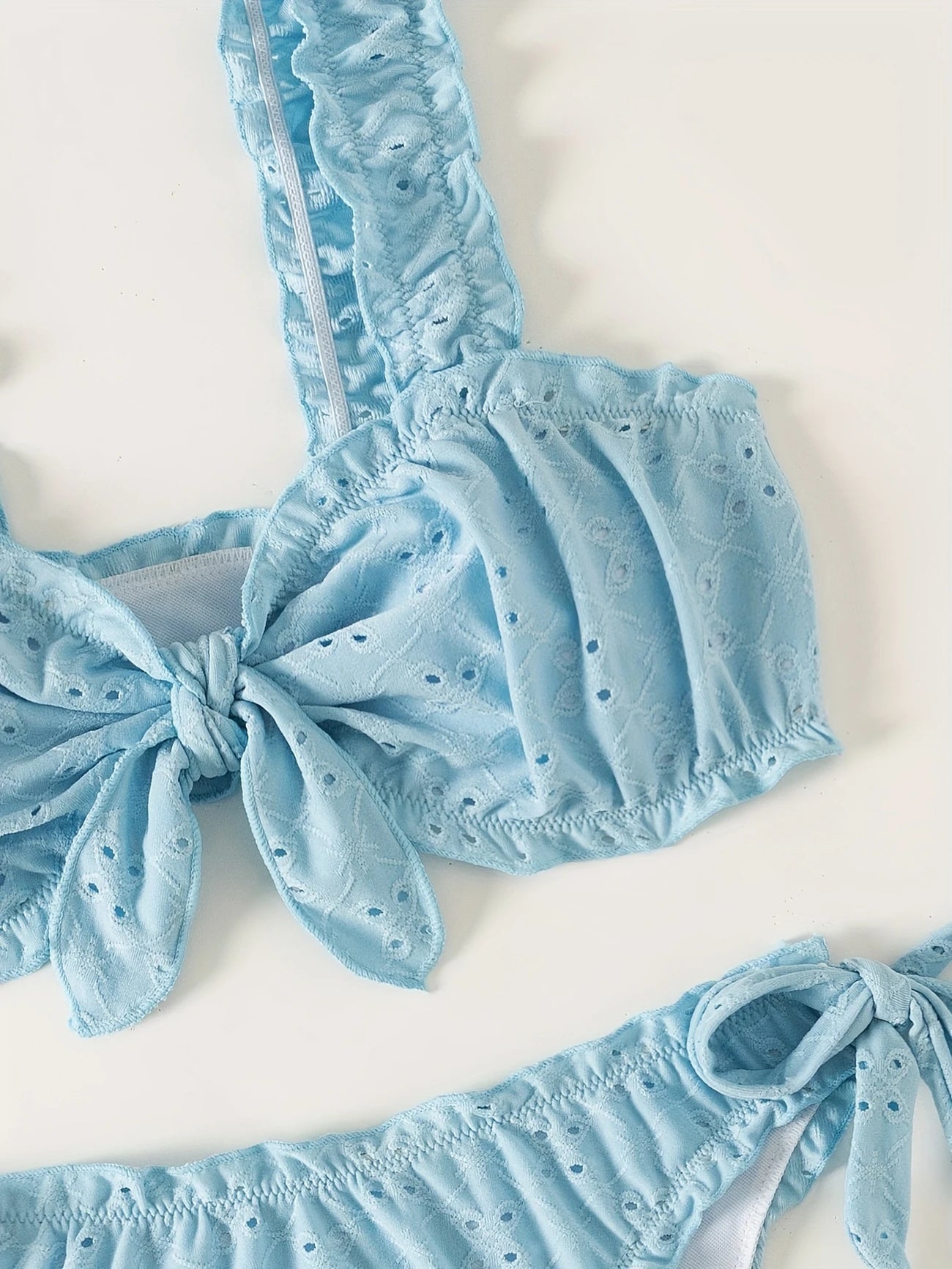 Bikini brodé avec volants – Haut à larges bretelles et culotte nouée ajustable