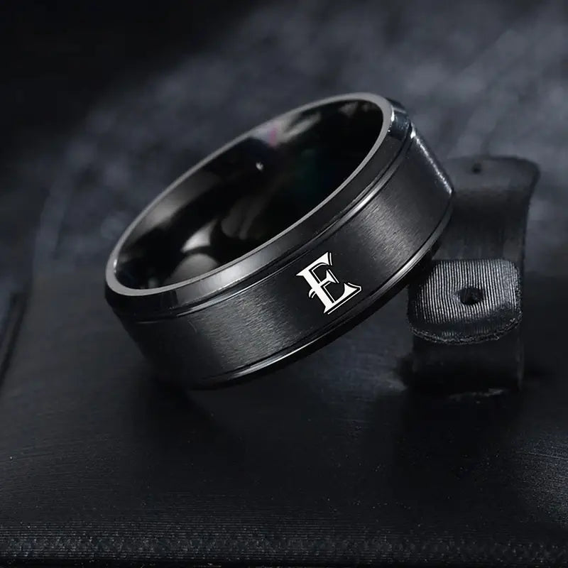 Bague homme noire personnalisable en acier inoxydable – Anneau gravé initiale élégante