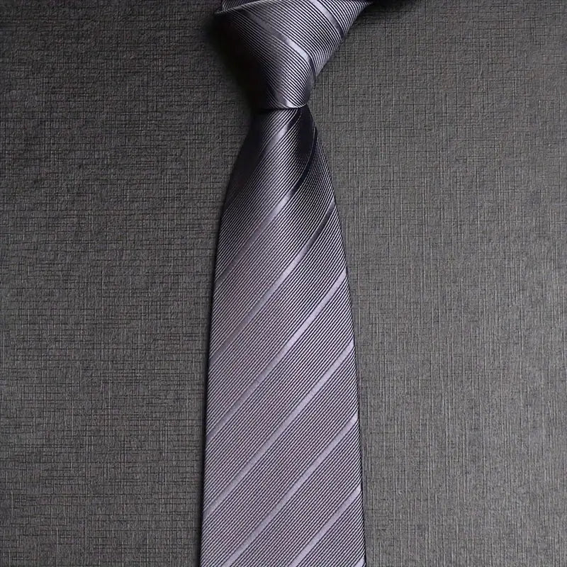 Cravate grise rayée homme – Accessoire élégant pour costume, mariage et affaires