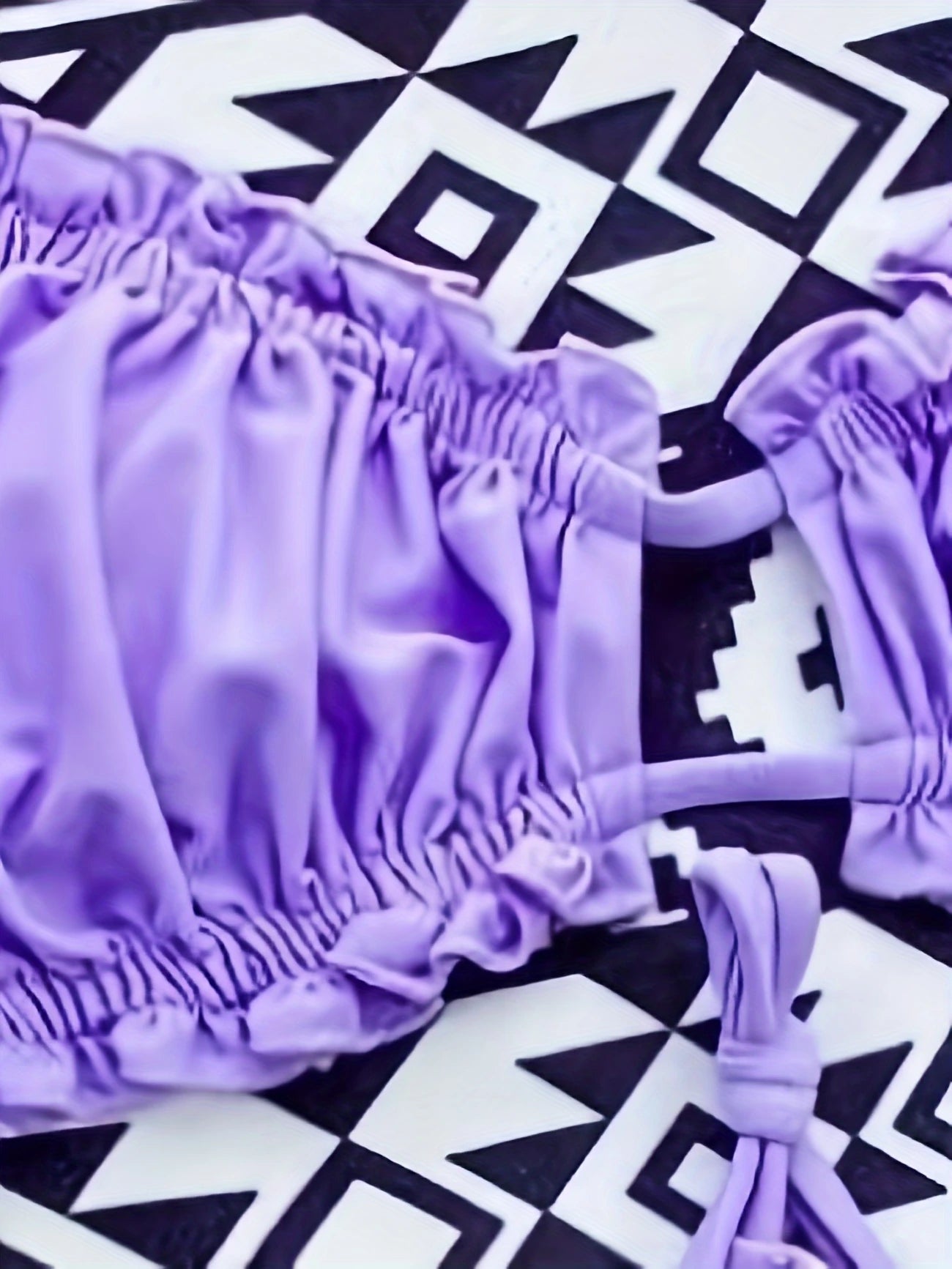 Bas de bikini violet froncé/noir à nouer – Coupe échancrée et tissu stretch pour sublimer les courbes