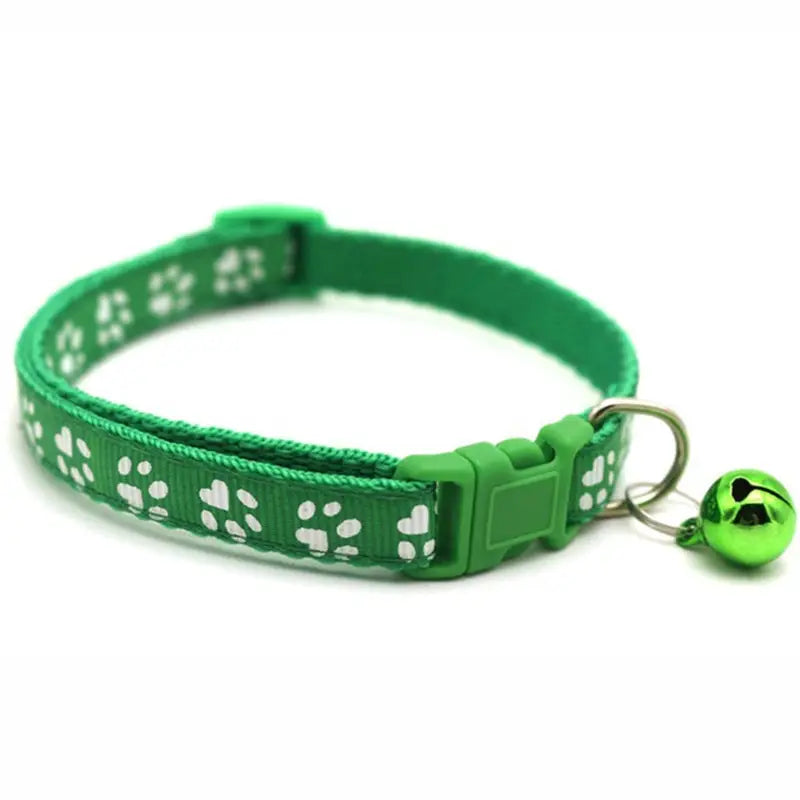 Collier pour Chat avec Clochette – Réglable, Sécurisé et Confortable, Motif Pattes Rouges