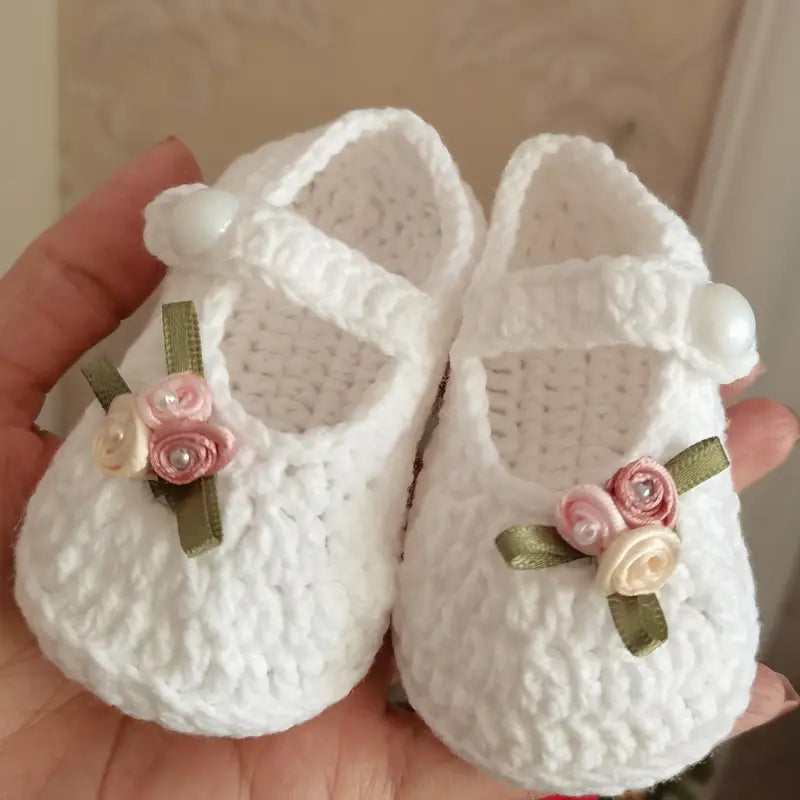 Chaussons bébé fille tricotés blancs avec fleurs – Chaussures de naissance élégantes