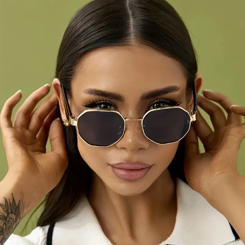 Lunettes de soleil femme chic – Monture noire et dorée, verres teintés UV400