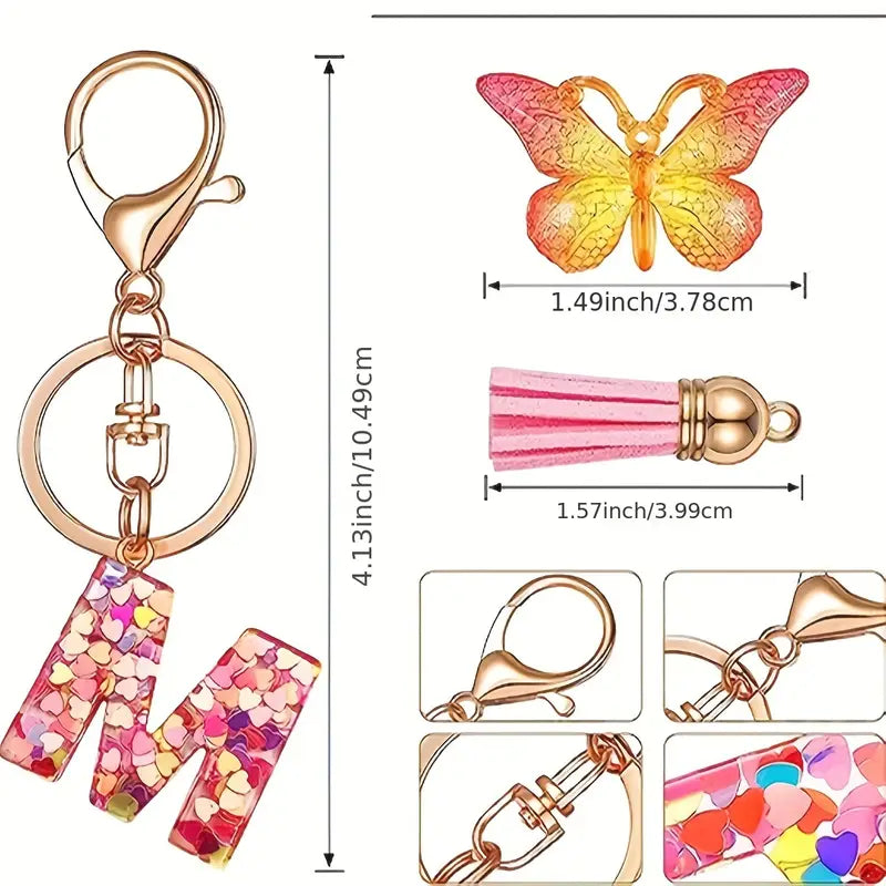 Porte-clés femme lettre initiale colorée – Breloque papillon et pompon rose tendance