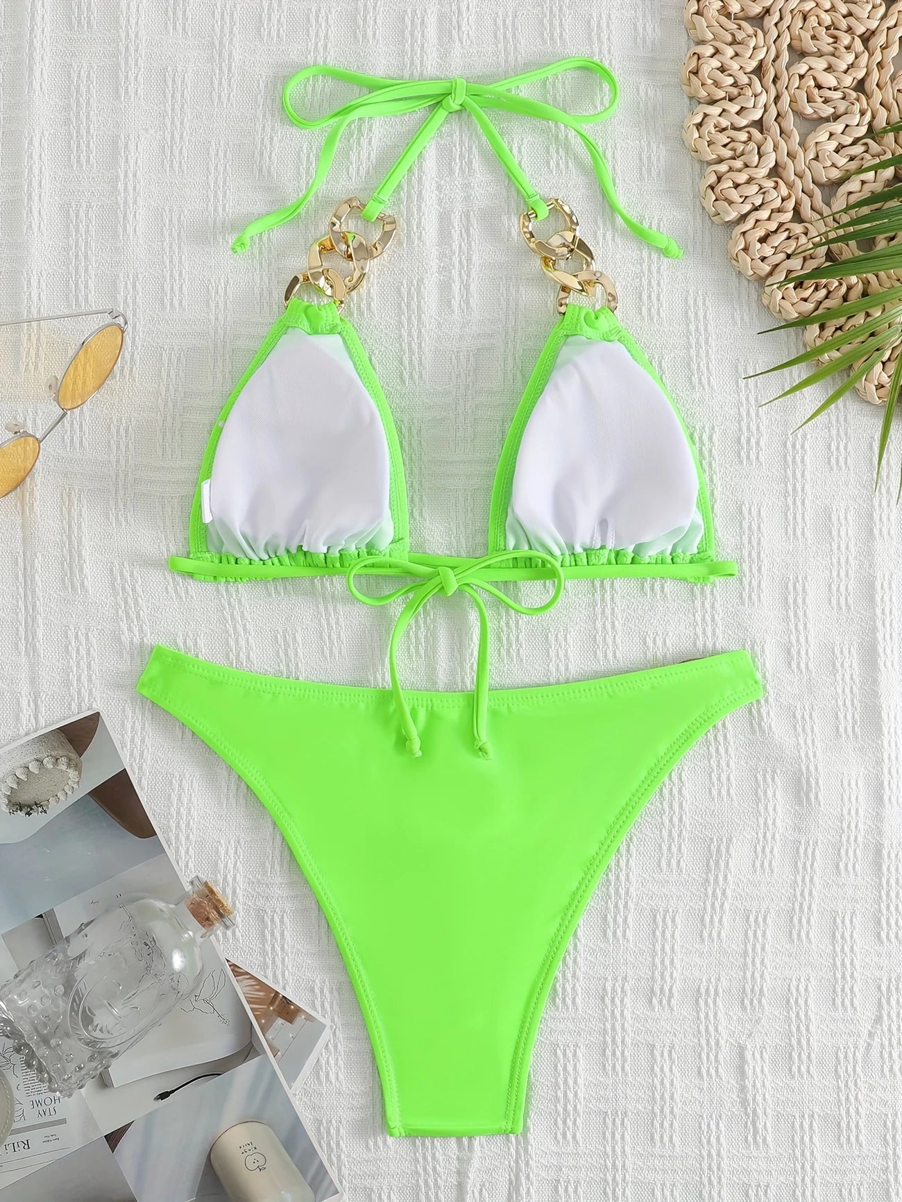 Bas de bikini à maillons dorés – Coupe échancrée et détails glamour pour un été éclatant