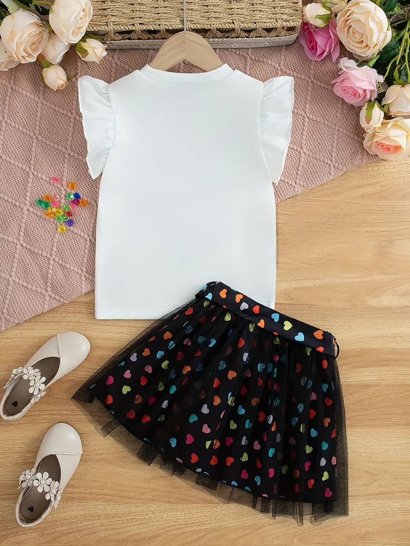 Chemise fille blanche à manches volantées avec jupe noire à cœurs colorés – tenue élégante et tendance