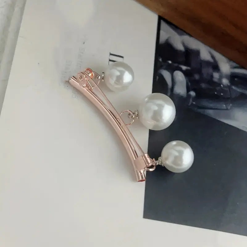 Épingle décorative femme dorée avec perles blanches – Accessoire chic pour vêtements et manteaux