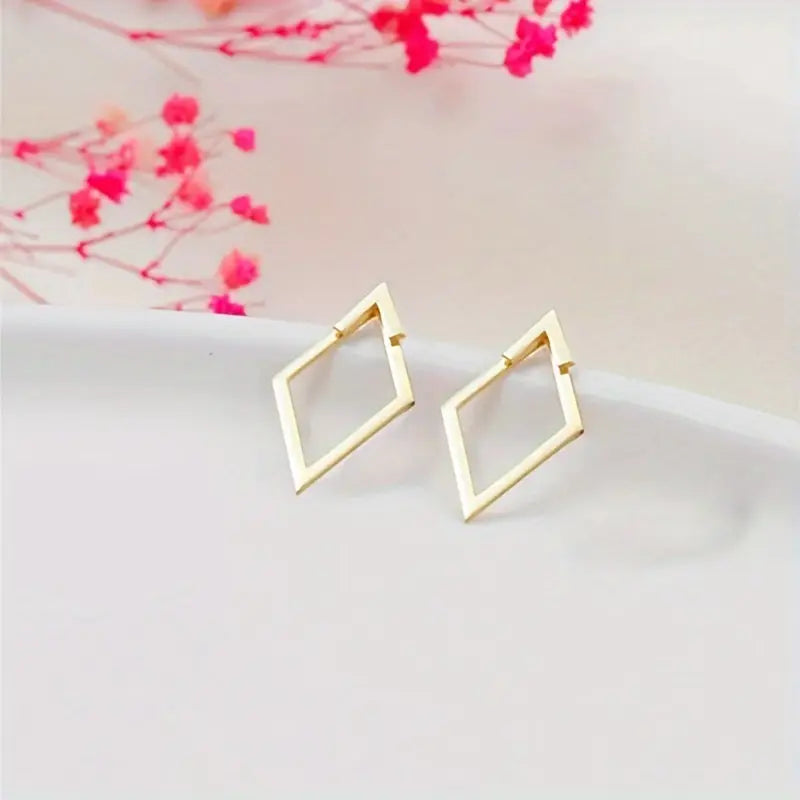 Boucles d’oreilles géométriques femme en métal doré – Design losange minimaliste chic