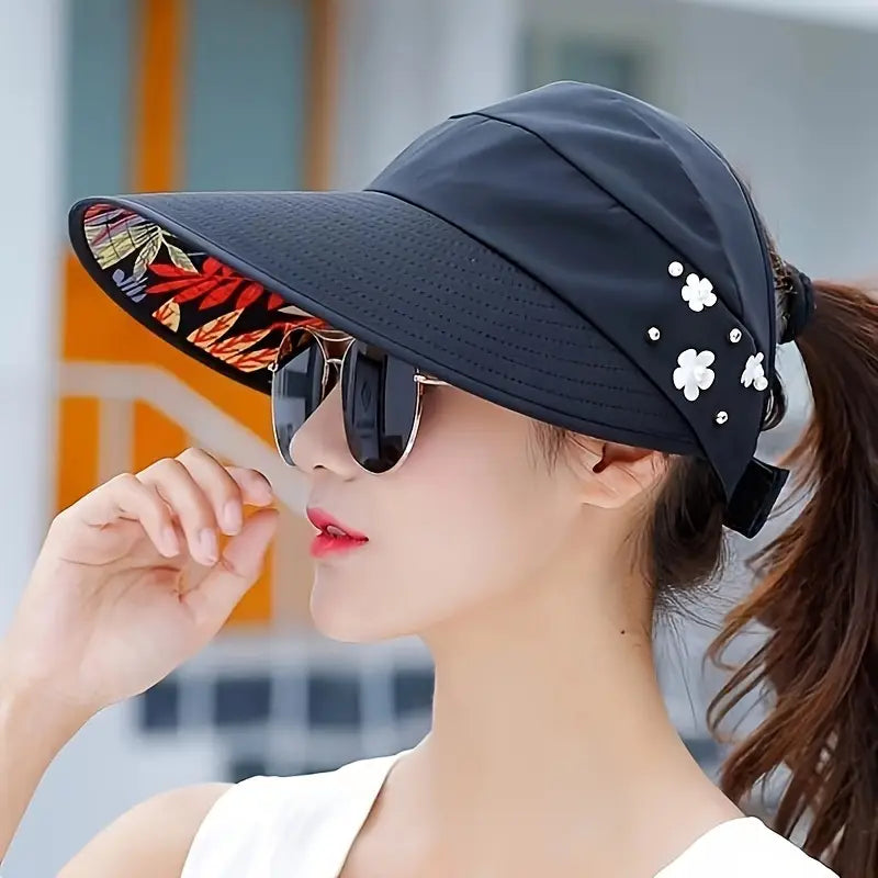 Visière femme noire élégante avec fleurs et intérieur imprimé – Casquette anti-UV chic pour l’été