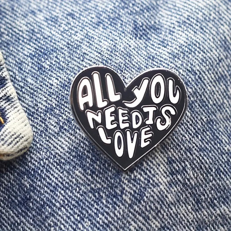 Pin’s cœur All You Need Is Love – Broche vintage romantique style rétro