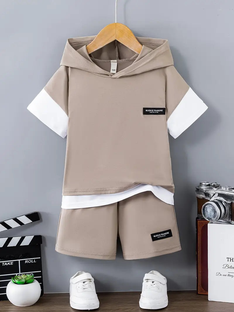 Ensemble chemise garçon à capuche beige – tenue décontractée avec short assorti pour l’été
