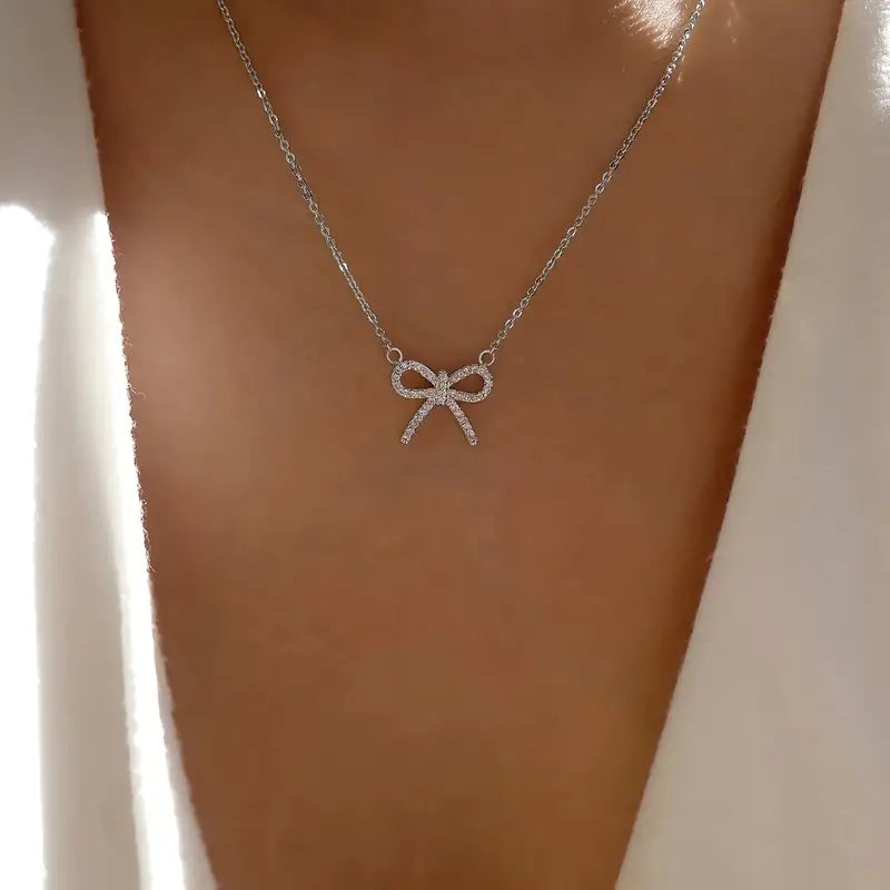 Collier Fin Doré avec Pendentif Nœud Strass – Bijou Élégant pour Soirée, Mariage et Accessoires de Fête
