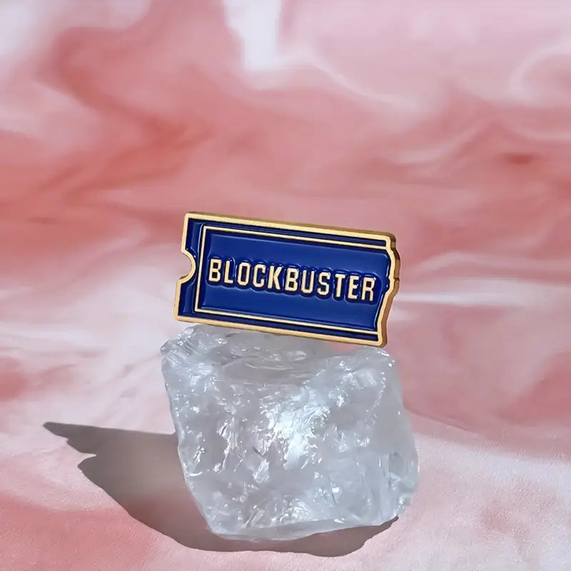 Pin’s Blockbuster rétro – Broche vintage en émail bleu style ticket de cinéma