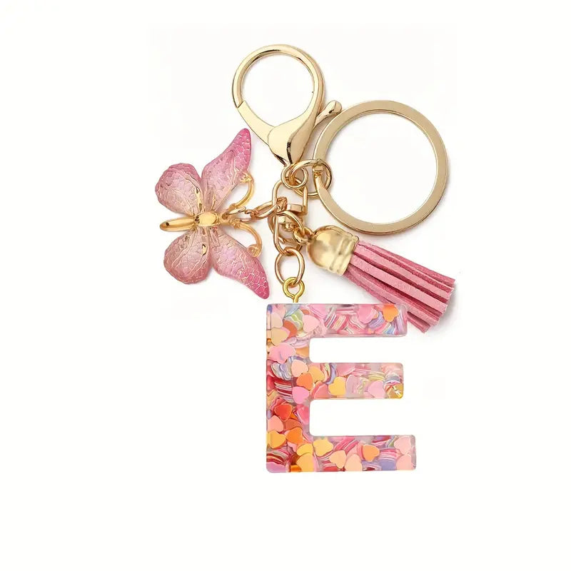 Porte-clés femme lettre initiale colorée – Breloque papillon et pompon rose tendance