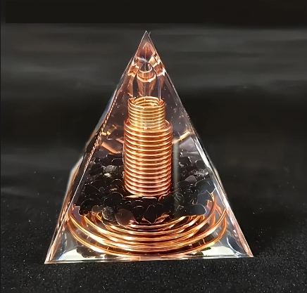Pyramide Orgonite en cuivre et résine – Énergie protectrice et décoration spirituelle