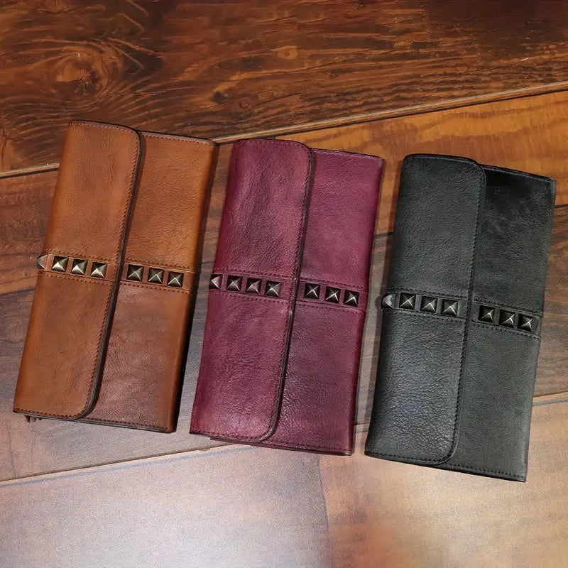 Portefeuille femme en cuir marron – Design élégant avec clous décoratifs