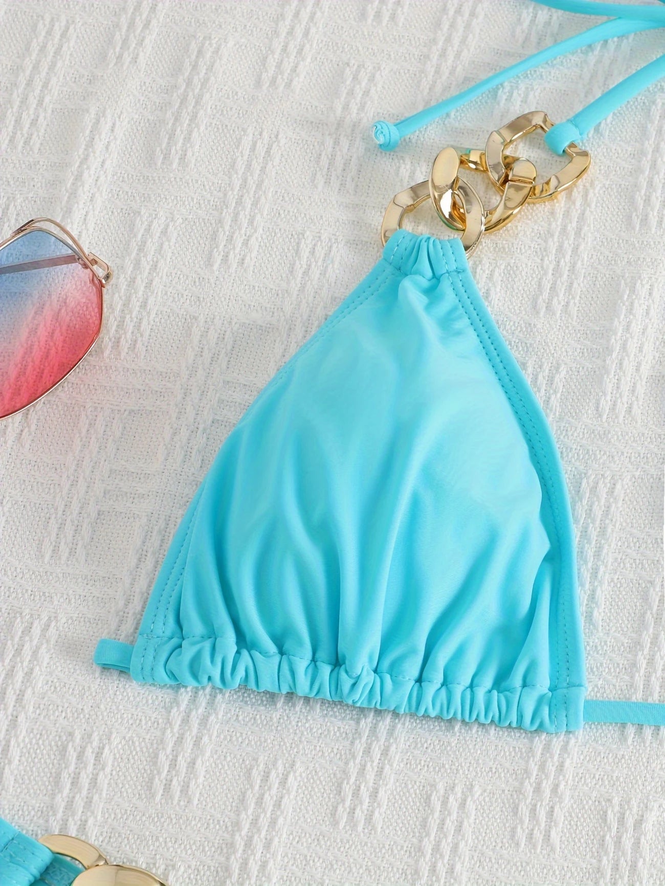 Bas de bikini à maillons dorés – Coupe échancrée et détails glamour pour un été éclatant